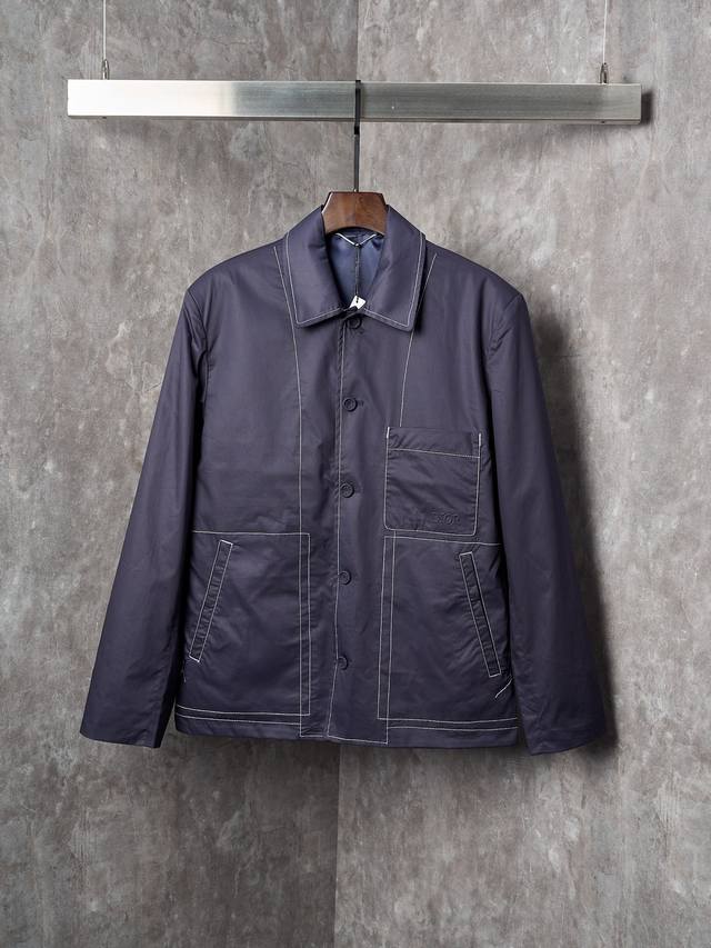 实物挂拍 Dior 迪奥 Cd海军蓝口袋压花工装夹克 现货 S M L Xl 这款工装夹克采用82% 棉18% 桑蚕丝 海军蓝色棉质混纺帆布面料精心制作 致敬
