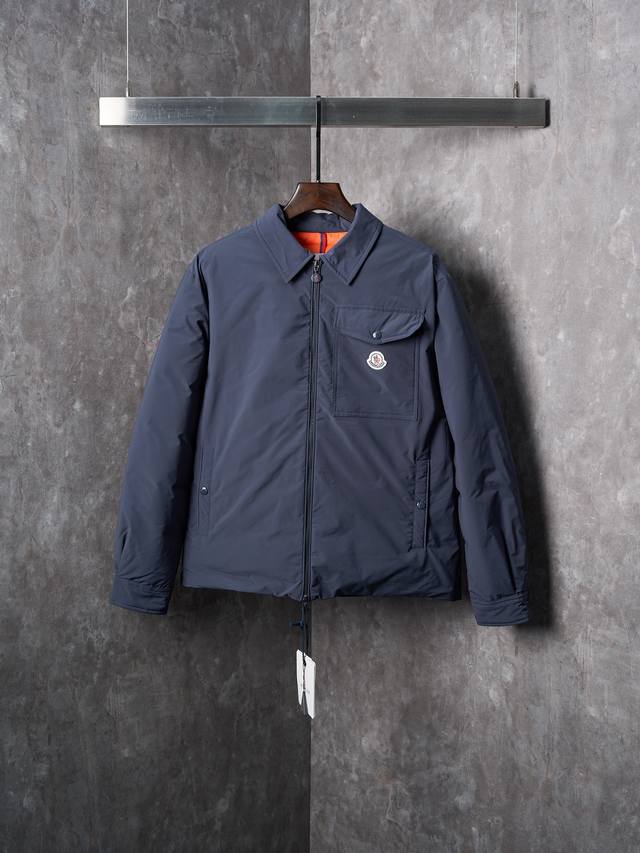 实物挂拍 Moncler 蒙口 口袋饰标翻领夹克式羽绒服 现货 1 2 3 4 选用90白鸭绒，克重达200G，确保保暖性能卓越。绒子经过严格筛选与处理之后，不