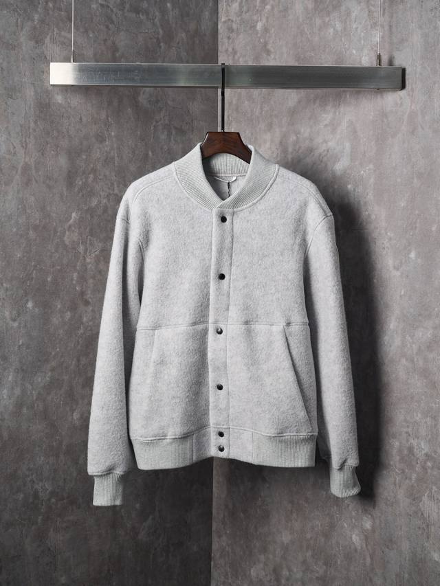 实物挂拍 Canada Goose 加拿大鹅 抓绒饰章纽扣版羊绒外套 颜色 深灰 浅灰 尺码 S M L Xl 羊毛混纺布料：这款夹克的主要面料为浅灰色羊毛混纺