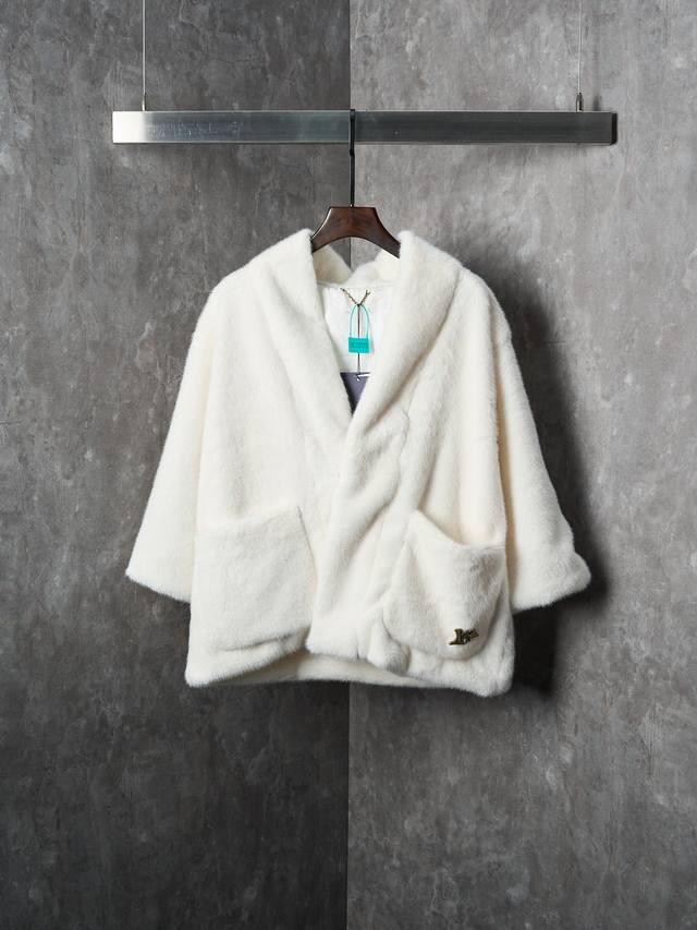 实物挂拍 Lv 路易威登 Nigo联名系列水貂毛V领和服式皮草外套 现货 46 48 50 52 面料选用北美优质水貂毛，经过手工分拣筛选，确保毛针长度、绒毛密