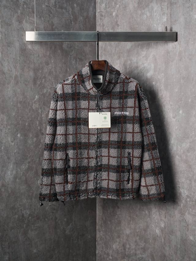实物挂拍 Miumiu 缪缪 羊羔绒格子刺绣拉链外套 颜色 绿色 灰色 现货 S M L Xl 经典夹克在这款中被重新诠释，加入羊毛以增加厚度和柔软度。经典格纹