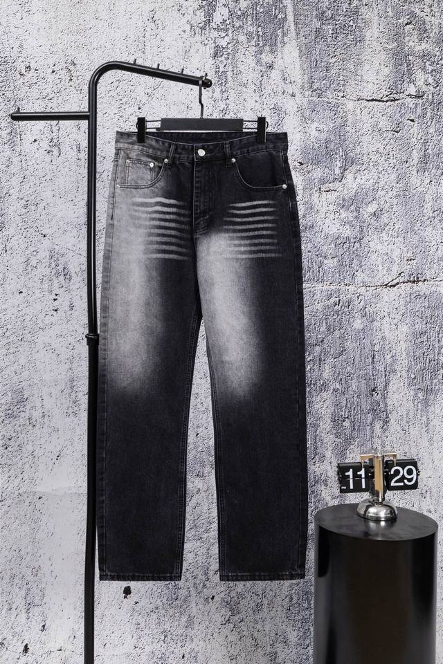 Masion Margiela梅森马吉拉2025新款复古喷绘情侣款水洗宽松牛仔裤 顶级天花板品质 不同水洗质感的款式，对腿细腿粗人士十分友好，直筒宽松的版型十分