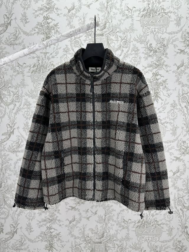 D］ Miumiu 25Ss新款拉链开合设计格子纯色绒感外套 摇粒绒外套搭配字母刺绣 码数：S.M.L.Xl.
