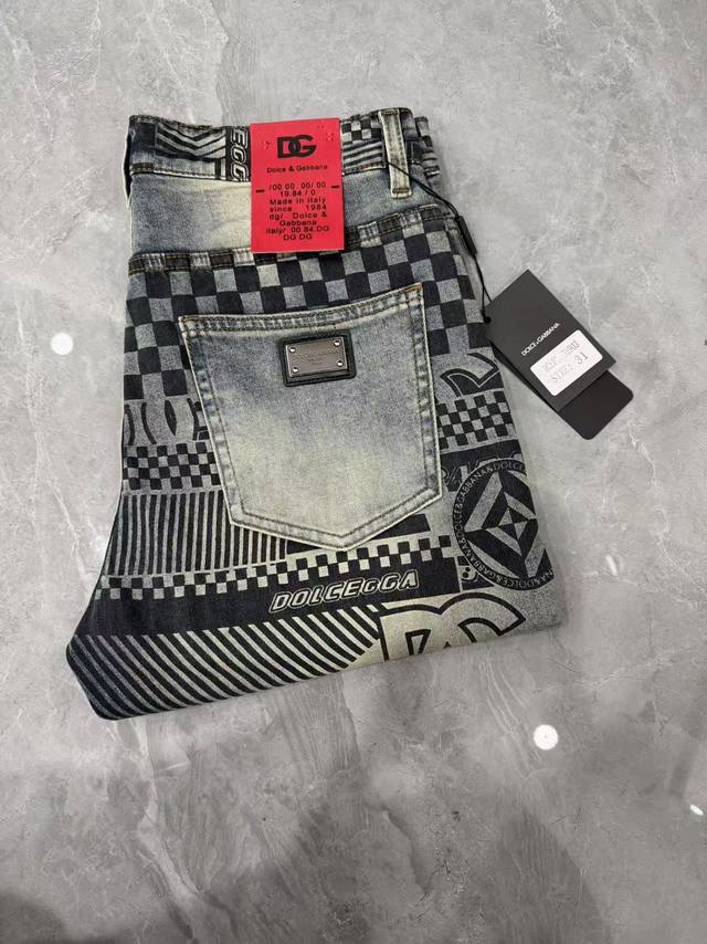 顶级版本 ［D］ 。2026春夏欧洲专柜新款 超A代购级别海外贸易公司订单货源，顶级原单高端男士定制时尚修身小直筒牛仔裤3903 颜色：重工艺炒沙洗水，图片色