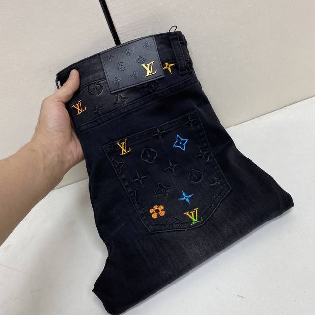 顶级版本 ［D］ 。调价。2026春夏欧洲专柜新款 超A代购级别海外贸易公司订单货源，顶级原单高端男士定制时尚修身小直筒牛仔裤3922 颜色：重工艺炒沙洗水，图