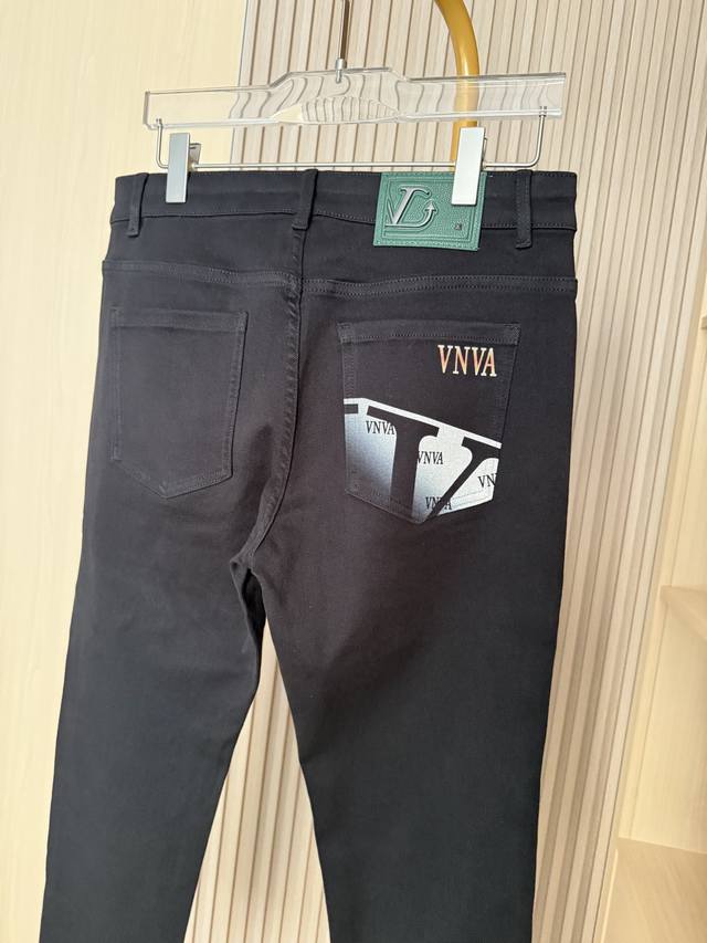 D］ 华伦天奴-2025新款牛仔裤！后腰绿色品牌皮标与后袋印花及创意眼镜图案相呼应，黑色裤身简约大气却又充满设计感，是潮流与个性的巧妙融合。采用高质感面料，具备