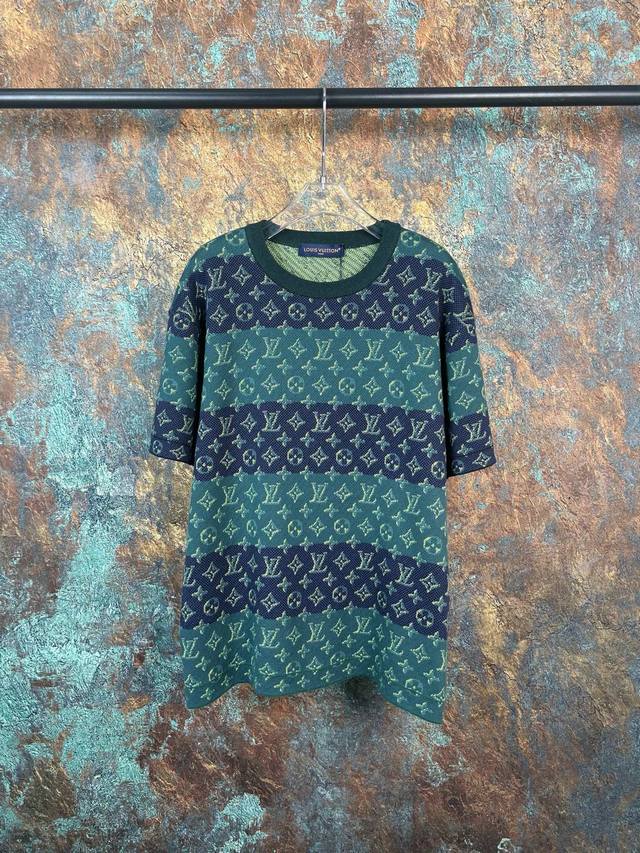 Louis Vuitton Lv路易威登Ss26 春夏新款圆领满印Logo老花图案针织毛衣短袖T恤 -本款短袖圆领衫以全幅 Monogram Heritage
