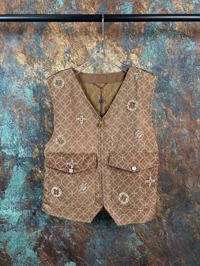 Louis Vuitton 路易威登Lv × Nigo 联名款Fw25 秋冬字母印花钻饰刺绣拉链口袋无袖马甲 -本款钉珠人工定位手工定制，满钻工艺，拉链工装背心