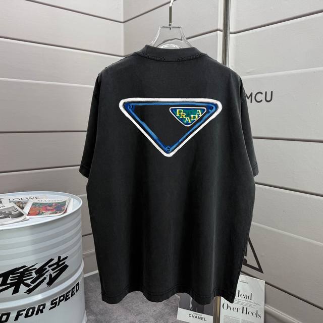 普拉*pad 2025秋冬新款 洗水磨破320克圆领短袖Tee 男女同款宽松版 颜色 :洗水黑 洗水白 洗水灰色 褐色 尺码 :S M L Xl Xxl 尺码：