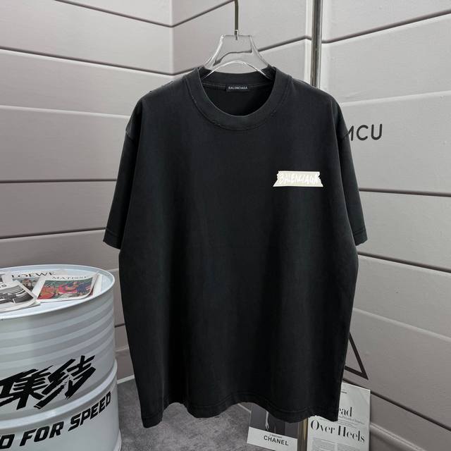 巴黎世* Balenciag*2025秋冬新款 洗水磨破320克圆领短袖Tee 男女同款宽松版 颜色 :洗水黑 洗水白 洗水灰 褐色 尺码 :S M L Xl