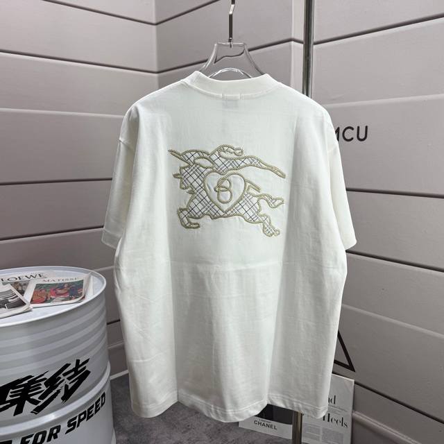 Burberry 巴宝利秋冬新款 圆领短袖T恤 战马Logo绣花工艺 男女同款宽松版 颜色: 黑色 白色 尺码： S 90-130斤 M 120-150斤 L