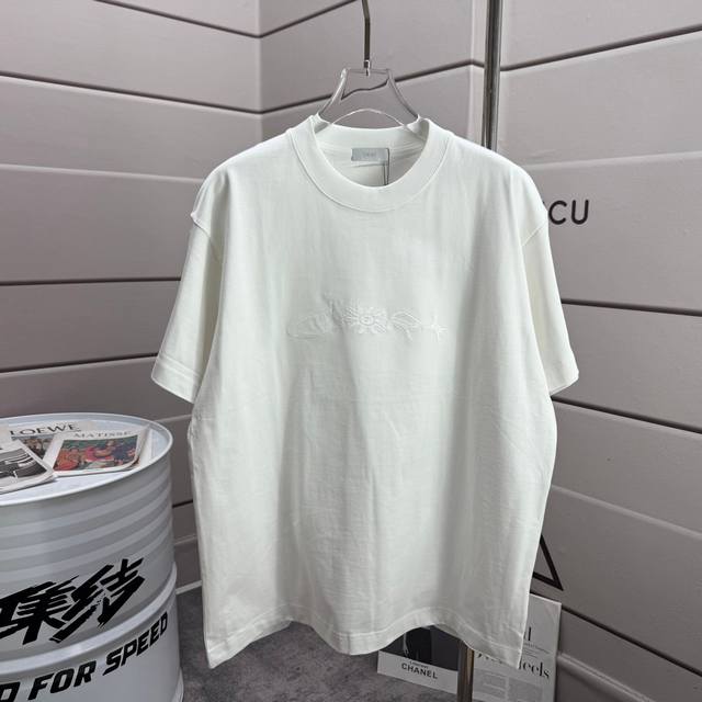 Dio* 克里斯蒂迪奥 2025早秋冬新款 个性刺绣字母 圆领短袖T恤 男女同款宽松版 颜色：黑色 白色 尺码： S 90-130斤 M 120-150斤 L