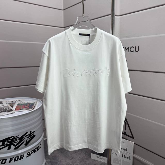 LV 路易*2025春夏新款 个性平绣字母 圆领短袖T恤 男女同款 宽松版 颜色：黑色 白色 尺码： S 90-130斤 M 120-150斤 L 140-16