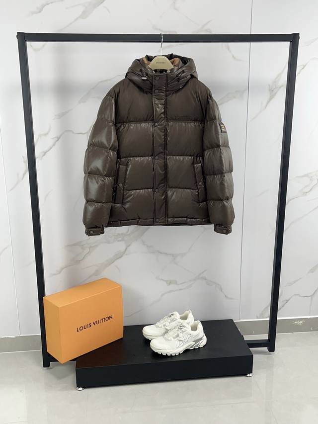 特级羽绒Burberry 076博柏利 撞色胶条字母Logo徽标连帽羽绒服.内里拼接经典格纹内衬,上身效果真的绝.特级鹅绒填充.填充超级饱满. 强烈推荐这款上身