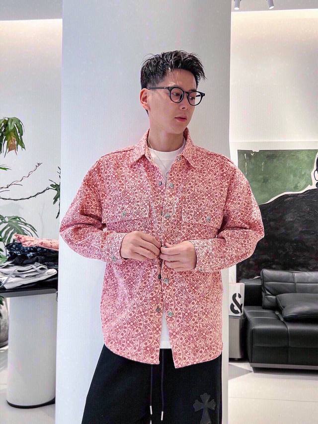 克罗心新款 提花满印字母Logo外套。全衣采用定织重磅牛仔面料，独立五金开模成衣重工水洗，耐水性强耐磨性佳印刷暗花字母立体整体效果好。整体洗水后光泽度好，手感柔