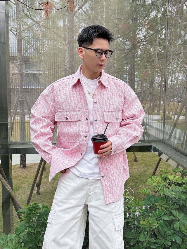 迪奥新款 提花满印字母Logo外套。全衣采用定织重磅面料，独立五金开模成衣重工水洗，耐水性强耐磨性佳印刷暗花字母立体整体效果好。整体洗水后光泽度好，手感柔软厚实