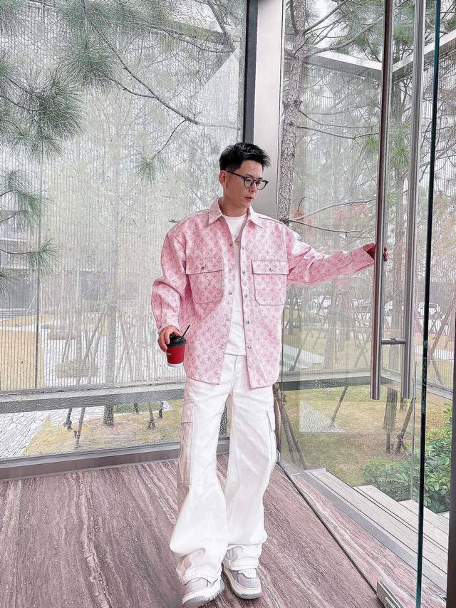 Lv 新款 提花满印字母Logo外套。全衣采用定织重磅面料，独立五金开模成衣重工水洗，耐水性强耐磨性佳印刷暗花字母立体整体效果好。整体洗水后光泽度好，手感柔软厚