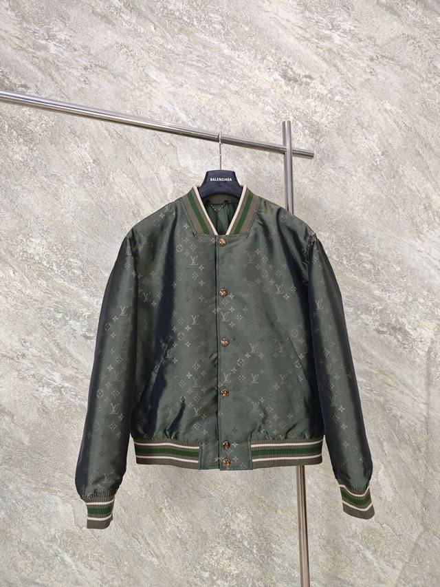 Lv提花满印棒球棉服 此款面料采用50D进口全光尼龙纱提花机定织0.2*0.2格子对标原板 内里面采用100丝光面料价格p昂贵 采用提花对位工艺 整衣36块裁片