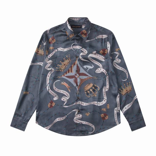 Lou 25Fw新款皇冠桑蚕丝衬衫 面料采用高支桑蚕丝天丝材质触感如云朵般丝滑软糯 上身轻盈无束缚感自带高级质感 衣身饰有经典复古图腾和字母印花 整体采用数码直