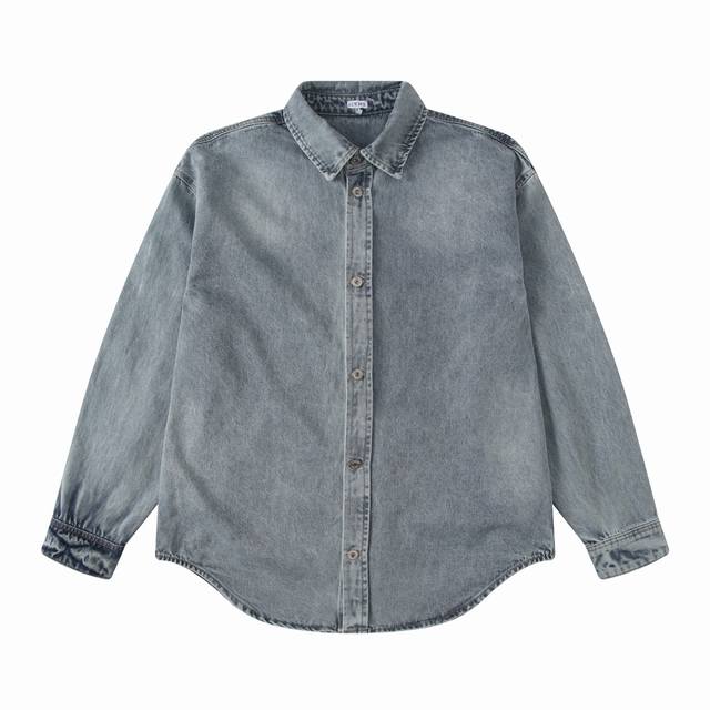 Loewe 25Fw新款刀割压花牛仔外套 面料采用赛络纺12*12牛仔紧密材质 饰有激光切割经典皮标标识点缀辨识度极高 采用激光切割人工拆开袖筒平铺做切割图案内