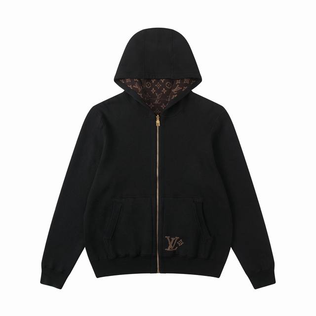 Lou 25Fw新款满印提花双面针织外套 面料采用60支双股精梳棉羊毛混纺材质毛料针织制成 内里采用强烈的棕色提花编织交织字母组合的图案 外面黑色口袋处饰有嵌花