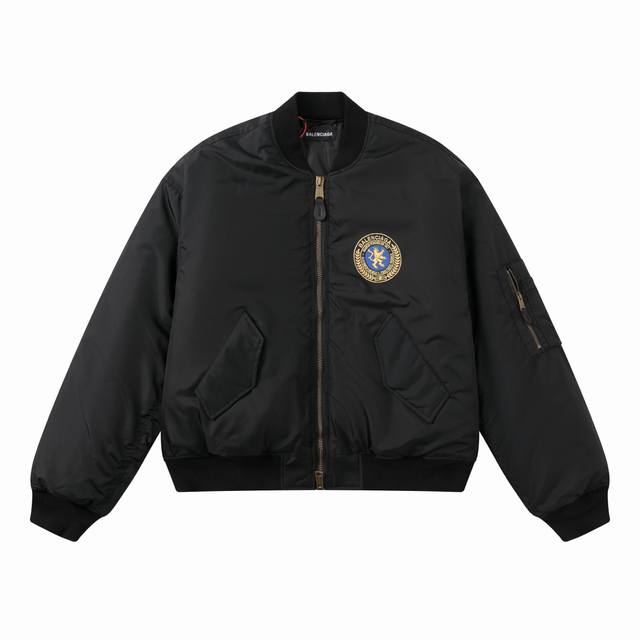 Blcg 25Fw新款章仔飞行员夹克棉服 定制密孔冷压纤维尼龙布以及内里丝绒云棉片 质感十足厚重扎实 进口机刺绣使用先进的计算机控制系统和精密的机械部件完成巴黎