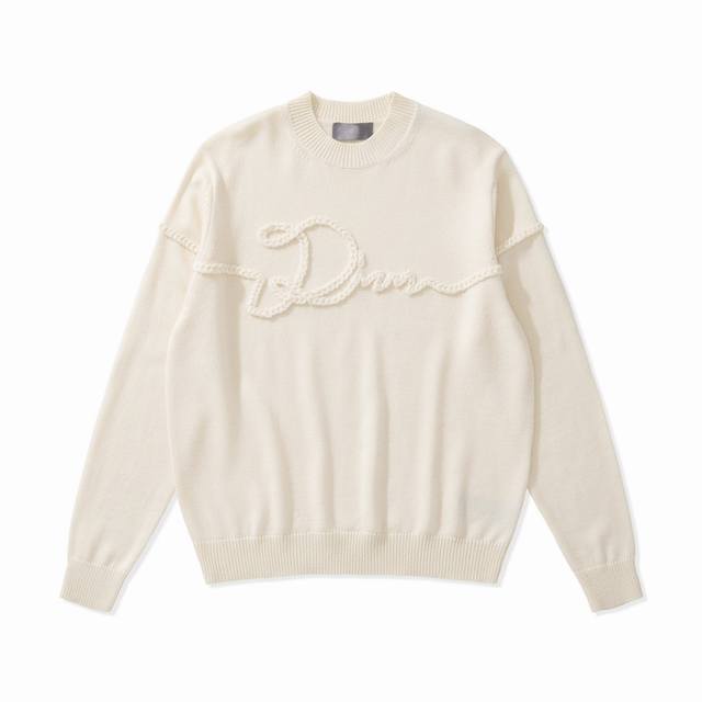 Cd 25Fw新款麻绳针织毛衣 定织云绒绵羊毛 软糯触感舒适贴肤 孤线穿引浮雕绞艺通过交叉纱线形成浮雕纹理 在织物单侧嵌入弹性纱带 穿带过程中纱带始终位于针法背