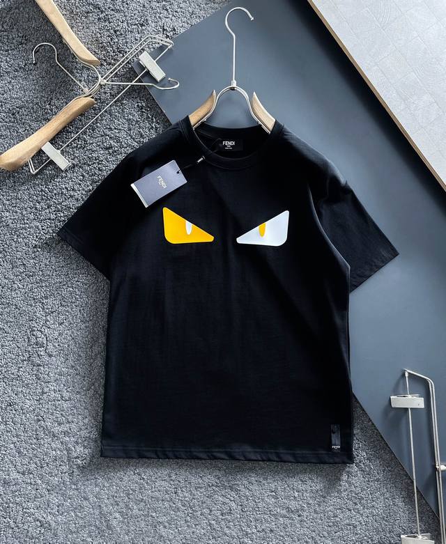 芬迪 202新款T恤 260克面料 上身舒适不失挺阔 印花工艺 男女同款 宽松版型 做工走线精细 面料上身舒适 超帅上身 男女同款 码数S-Xxl
