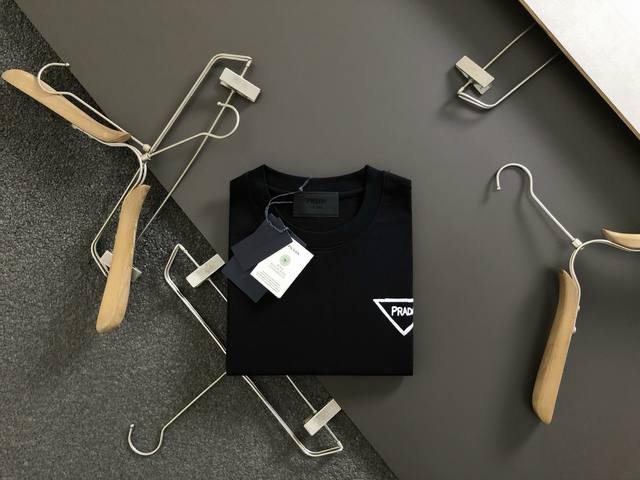 普拉达 25早春最新经典7彩字母手绘印花重磅短袖，高端品质专柜原单圆领援助，顶级制作工艺进口面料，专柜款独特设计，采用进口高端订制进口丝线手感一流！官网在售！码