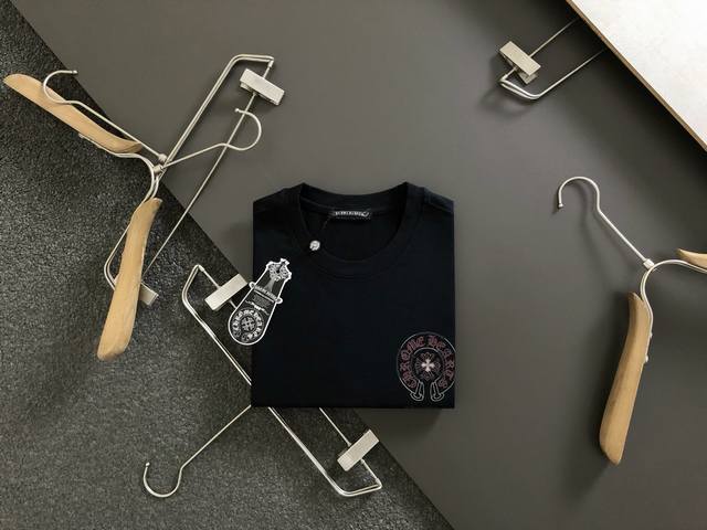 克罗心 顶级梵文印花经典短袖，精致工艺专柜260克卡罗娜面料，顶级元素融合打造，经典短袖，潮男时尚，无论是上身舒适度还是都是无可比拟的存在，可以说是夏日必备S-