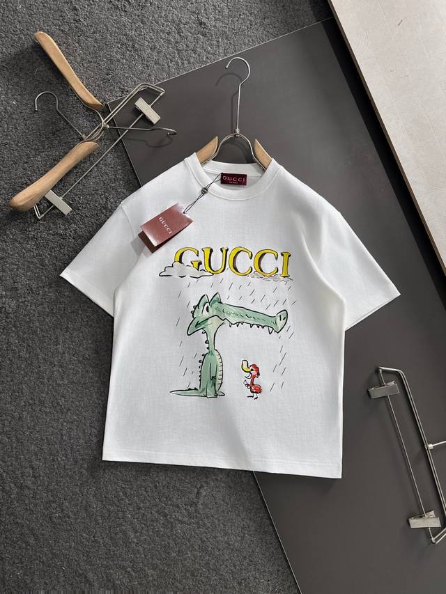 古奇 25Ss Gucci 夏季新款 重磅推出卡罗娜棉面料短袖 春夏走秀款 个性独家款式 男女同款 采用进口定制定染面料 后领锁链底全包肩 过水不变形不缩水 春