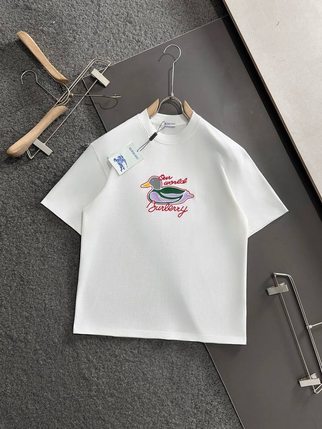 巴宝莉 25Ss最新最顶级手绘款前后幅呼应质感短袖，专柜款短袖，顶级纯棉品质专柜原单短袖，顶级制作工艺进口面料，专柜款采用进口高端订制面料，进口丝线手感一流！官