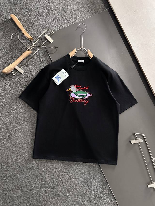 巴宝莉 25Ss最新最顶级手绘款前后幅呼应质感短袖，专柜款短袖，顶级纯棉品质专柜原单短袖，顶级制作工艺进口面料，专柜款采用进口高端订制面料，进口丝线手感一流！官