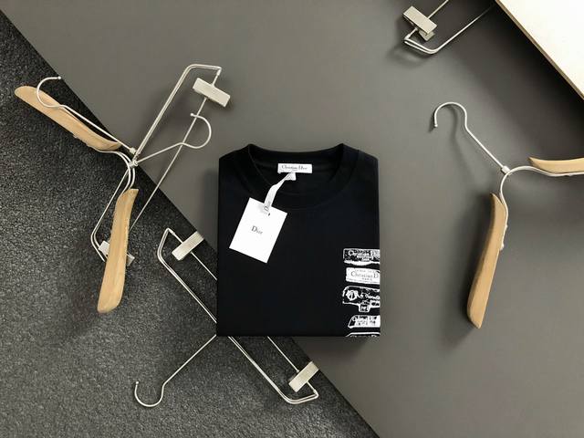 迪奥 宽松版型S-Xxl 最新最顶级多Logo潮流爆款短袖，最顶级的品质专柜原单，顶级制作工艺进口面料，专柜款独特设计，采用进口高端订制进口丝线手感一流！官网在
