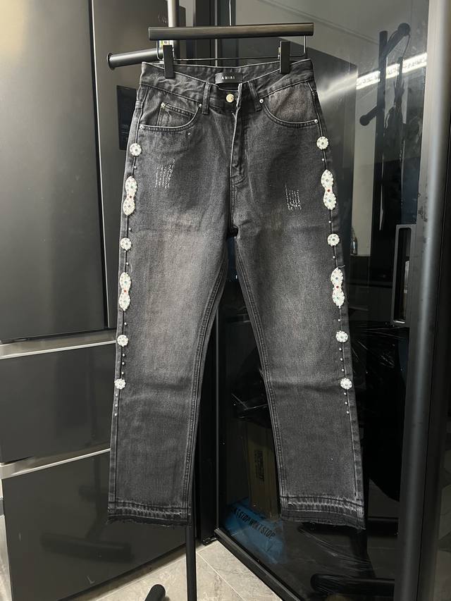 隔天 Amiri 艾米 25Ss 高街侧边宝石烫钻牛仔裤 黑 浅蓝水洗面料+侧边宝石点缀，超有辨识度 Size：28 30 32 34 对应S-Xl 详细尺码可
