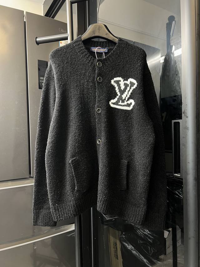 隔天 Louisvuitton 路易 25Fw 嵌花标识针织羊毛开衫外套 黑 这款现代风格的无领开衫以厚实纱线织就，呈现舒适针织质感，为周末注入悠闲格调。撞色