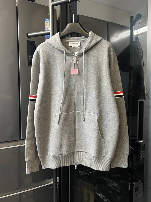 隔天 Thom Browne Tb 25Fw 双袖开衫毛衣基础羊毛混纺拉链外套 灰 采用32支色纱双股并进，料子采用混纺羊毛，大身四平一空的工艺，双袖标采用进口