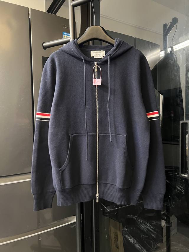 隔天 Thom Browne Tb 25Fw 双袖开衫毛衣基础羊毛混纺拉链外套 藏青 采用32支色纱双股并进，料子采用混纺羊毛，大身四平一空的工艺，双袖标采用进