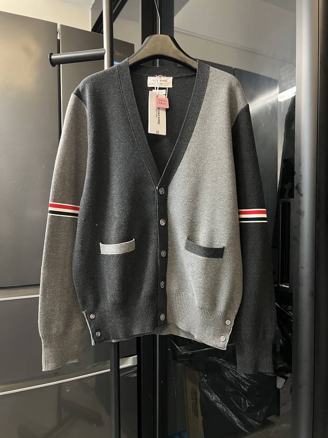 隔天 Tb 25Fw 手臂缎带拼色羊毛开衫外套 拼色 采用32支色纱双股并进，料子采用混纺羊毛，大身四平一空的工艺，双袖标采用进口自动针织机织造，针路紧密，红白