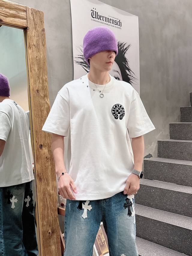 衣服 p ，裤子 p Chrome Hearte 克罗心新款 十字架马蹄克罗心梵文 立体秀花工艺，洗水做旧炒色，轻奢主义，男女日常通勤穿搭必备单品。 颜色: 白