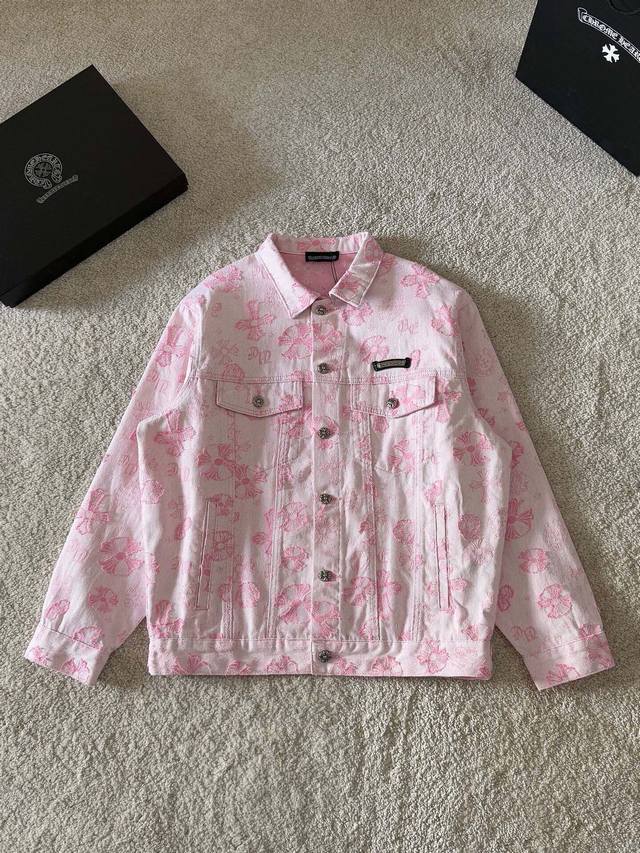 克罗心新款 提花满印 立体贴布秀Logo外套。全衣采用定织重磅牛仔面料，独立五金开模成衣重工水洗，耐水性强耐磨性佳印刷暗花字母立体整体效果好。整体洗水后光泽度好