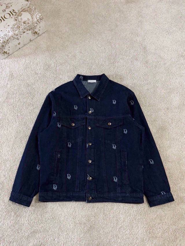 迪奥新款 提花满印 立体刺绣 字母Logo外套。全衣采用定织重磅牛仔面料，独立五金开模成衣重工水洗，耐水性强耐磨性佳印刷暗花字母立体整体效果好。整体洗水后光泽度