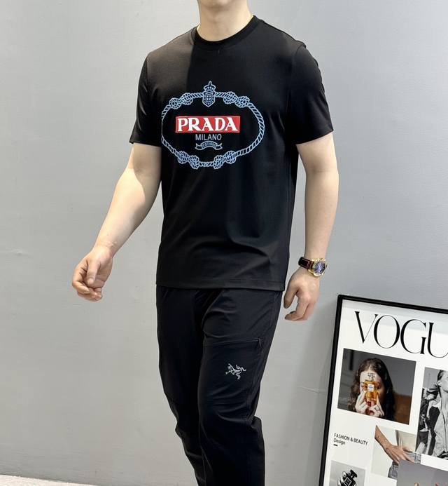 prad 普拉达25S春夏男士圆领短袖.爆款推荐！优选260G卡罗娜棉面料.舒适垂感十足！！！舒爽不沾身..胸前字母Logo印花大大提升了整体细节感.瞬间将颜值