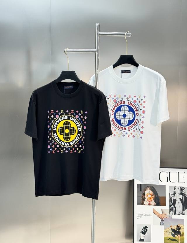 Lv 25Ss 印花Logo纯棉质阔版圆领T恤.男女同款.可搭配套装！新季新推系列将标识巧妙融入设计，塑就一系列充满复古风情的运动风单品。在这款百搭T恤上，带着