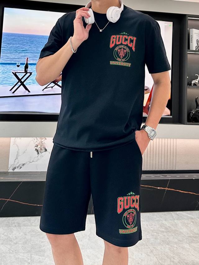 古奇 潮牌25S新款圆领T恤.男女同款～潮人必备！胸前定制品牌图形烫画工艺.色彩层次分明.减龄搭配.色彩搭配时尚好看.整体效果年轻有活力！高克重260G棉材质精