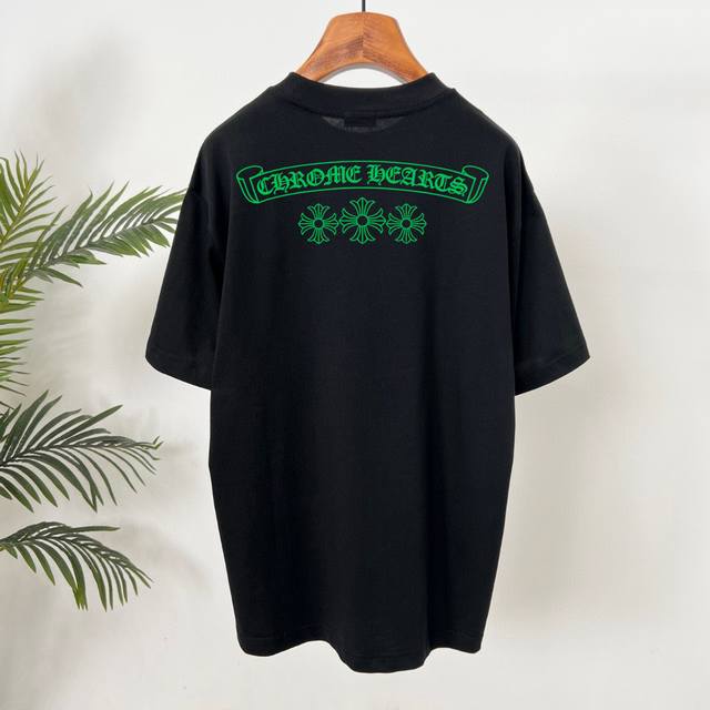 克罗心 夏季新款T恤！ 这款梵文十字架印花圆领短袖，简直是潮人必备。索罗纳棉面料超舒服，柔软亲肤，透气性绝佳，夏天穿再合适不过啦。 上面的梵文十字架印花设计太绝