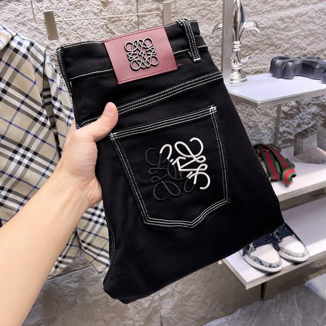 罗意威25秋冬新品高端牛仔裤 原单欧货狠货 采用进口定制高端洗水布高弹面料 透气舒适高 做工包边细节无可挑剔 品牌元素设计理念，体现高品质。手感细腻柔软 呈现休