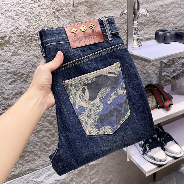 Lv25秋冬新品高端牛仔裤 原单欧货狠货 采用进口定制高端洗水布高弹面料 透气舒适高 做工包边细节无可挑剔 品牌元素设计理念，体现高品质。手感细腻柔软 呈现休闲