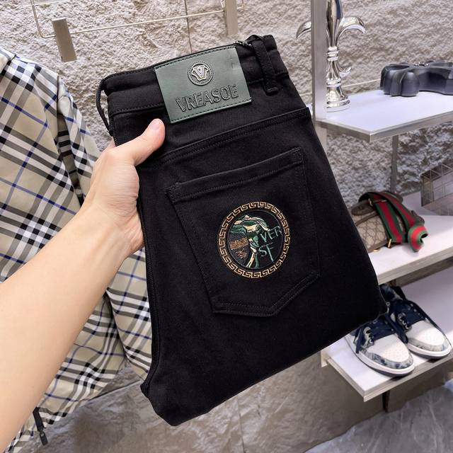 范思哲25秋冬新品高端牛仔裤 原单欧货狠货 采用进口定制高端洗水布高弹面料 透气舒适高 做工包边细节无可挑剔 品牌元素设计理念，体现高品质。手感细腻柔软 呈现休