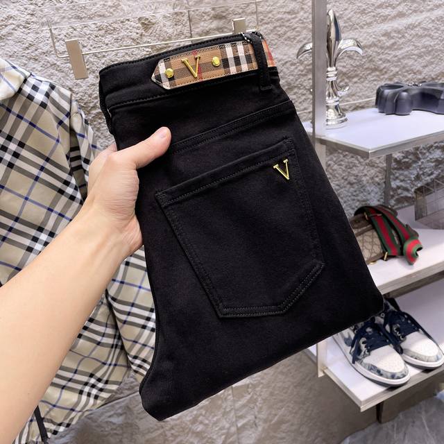 巴宝莉25秋冬新品高端牛仔裤 原单欧货狠货 采用进口定制高端洗水布高弹面料 透气舒适高 做工包边细节无可挑剔 品牌元素设计理念，体现高品质。手感细腻柔软 呈现休